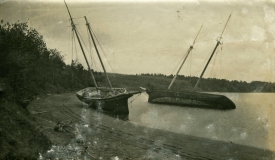 Schooners ashore near MacEacherns Wharf, West River PARO HF.87.109.33