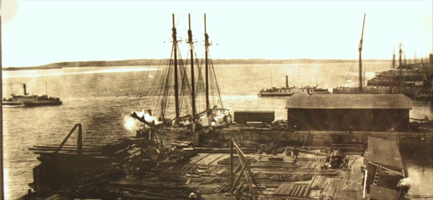 The Elfin (left) and Hillsborough heading for the Prince Street wharf ca. 1903. Photo is taken from the fabrication yard for the Hillsborough Bridge east of the Railway Wharf.